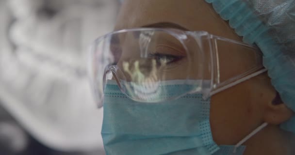 放射科牙医医生医生正在检查在眼镜上有监测器反射的三维X光 Dci — 图库视频影像