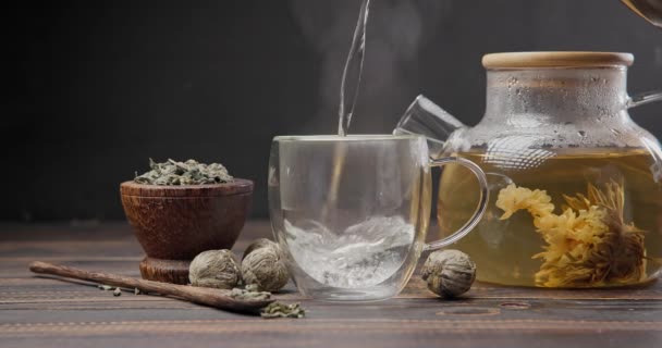 Heißes Kochendes Wasser Ergießt Sich Glasbecher Mit Teekanne Mit Blütentee — Stockvideo