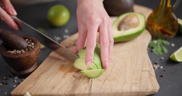Recette Salsa Femme Couper Des Tranches Fruits Verts Frais Avocat — Video
