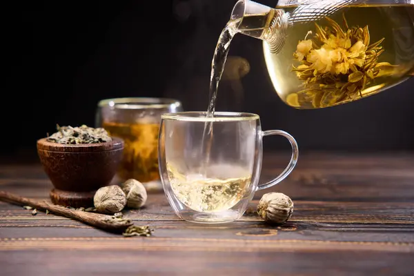 Τσάι Ρίχνει Ένα Φλιτζάνι Από Γυαλί Τσαγιέρα Ανθισμένα Λουλούδι Τσάι — Φωτογραφία Αρχείου