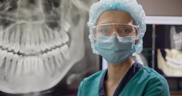 放射線科医歯科医 デスクトップのコンピュータ モニターの歯3D X線のドクター ビデオ肖像画 Dciについて ストック動画