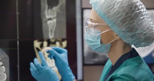 Лікар Ортопед Стоматолог Тримає Рентгенівському Фоні Нічний Захист Язів Від — стокове відео