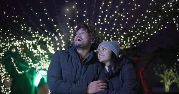 冬天的夜晚 一对开朗快乐的夫妇在户外散步 背负着花环和灯光 Dci — 图库视频影像