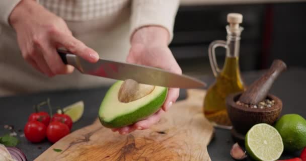 Recept Salsu Žena Vyjme Avokáda Pomocí Kuchyňského Nože Jámu Dci — Stock video