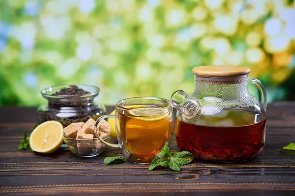 Φυσικό Βιολογικό Τσάι Από Βότανα Γυάλινη Τσαγιέρα Και Φλιτζάνι Ξύλινο — Φωτογραφία Αρχείου
