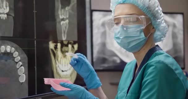 Врач Стоматолог Ортопед Кладет Коробку Рентгеновском Фоне Ночную Бруксистскую Защитную — стоковое видео