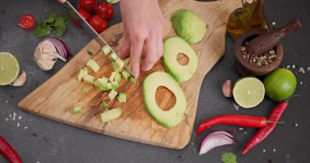 Salsa Przepis Kobieta Cięcie Świeże Zielone Owoce Awokado Nożem Drewnianej — Wideo stockowe