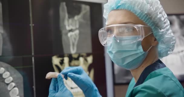 Врач Стоматолог Ортопед Проводит Ночную Защиту Бруксизма Мышечной Релаксантной Полости — стоковое видео