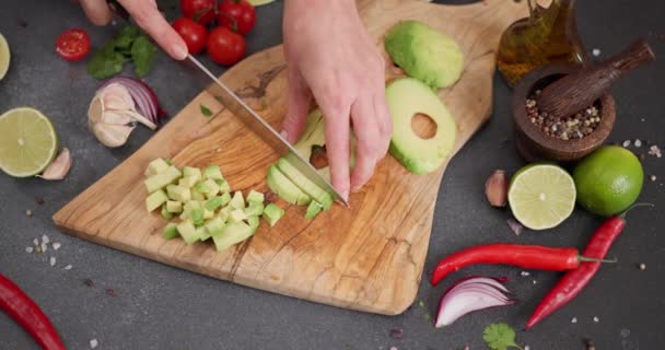Salsa Recept Kvinna Skär Färsk Grön Avokado Frukt Med Kniv — Stockvideo