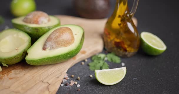 Halve Groene Avocado Fruit Houten Snijplank Huiselijke Keuken Dci — Stockvideo