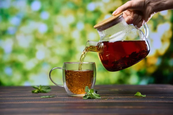 Φυσικό Βιολογικό Τσάι Από Βότανα Χύνει Ένα Ποτήρι Από Γυαλί — Φωτογραφία Αρχείου