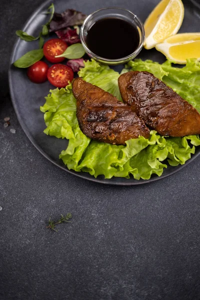 Morceaux Steak Thon Grillé Bio Sur Plat Service Céramique Noire — Photo
