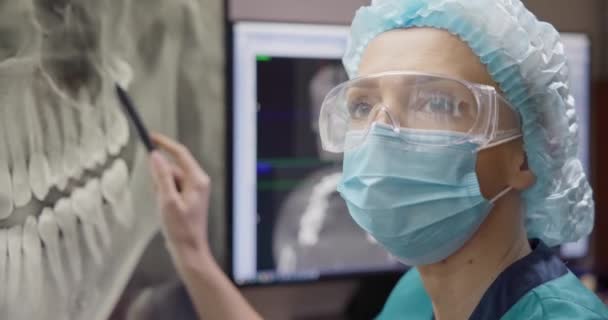 Стоматолог Використовує Програмне Забезпечення Рентгенівського Настільного Комп Ютера — стокове відео