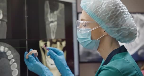 Лікар Ортопедичного Стоматолога Має Стоматологічне Враження Від Пацієнтів Щелепи Рентгенівському — стокове відео