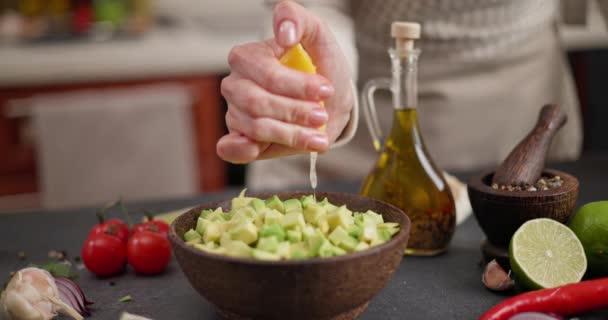 Salsa Recept Žena Vymačká Čerstvou Citrónovou Šťávu Nasekané Ingredience Dřevěné — Stock video