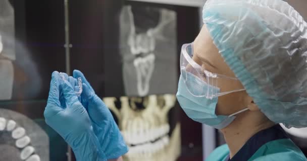 Médico Dentista Ortopédico Detém Proteção Bruxismo Noite Músculo Relaxante Protetor — Vídeo de Stock