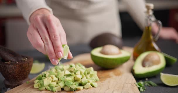 Salsa Recept Kvinna Pressar Färsk Citronsaft Hackade Ingredienser Träskål Avokado — Stockvideo