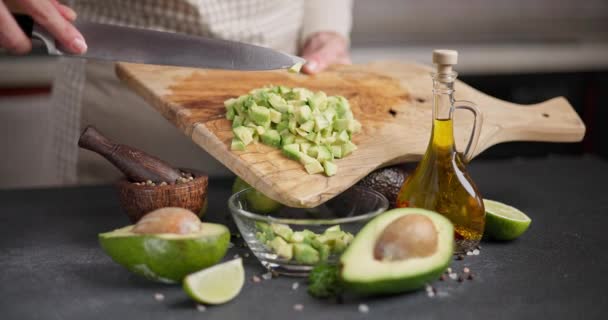 Σάλσα Συνταγή Γυναίκα Ρίχνει Chopped Cutted Φρέσκο Πράσινο Αβοκάντο Φρούτα — Αρχείο Βίντεο