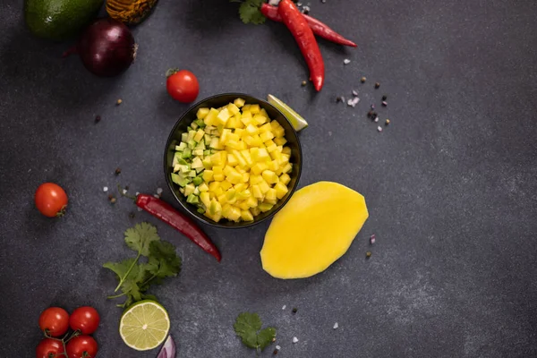 Matlagning Mango Salsa Skivade Hackade Ingredienser Svart Keramisk Skål — Stockfoto
