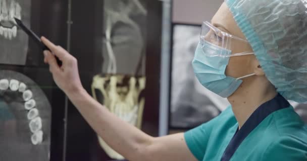Radyolog Dişçi Masaüstü Bilgisayarında Ray Yazılımı Kullanıyor — Stok video