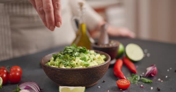 沙司配方 女人用木碗将新鲜柠檬汁挤入切碎的配料 洋葱和胡椒 Dci — 图库视频影像