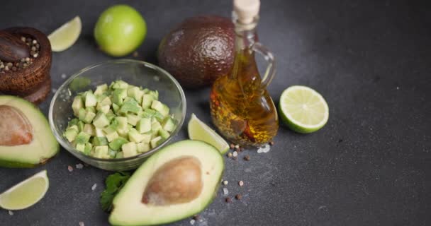 Gesneden Avocado Fruit Een Glazen Kom Keuken Dci — Stockvideo