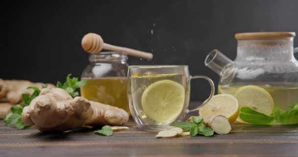 Limon Dilimi Sıcak Organik Bitki Çayıyla Bardağa Düşer — Stok video