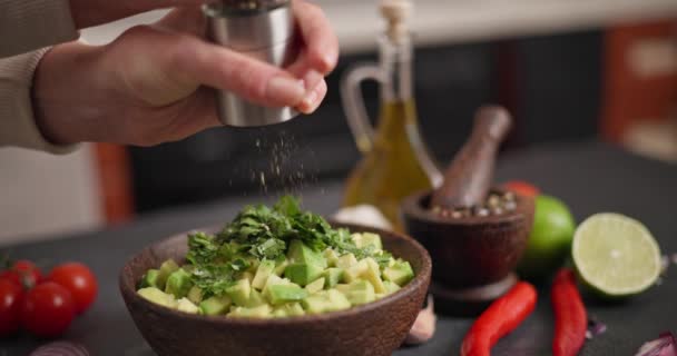 沙司配方 女人在木制碗中倒入磨碎的胡椒配料 洋葱和香菜 Dci — 图库视频影像