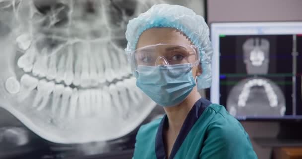 放射線科医歯科医 デスクトップのコンピュータ モニターの歯3D X線のドクター ビデオ肖像画 Dciについて ロイヤリティフリーのストック動画