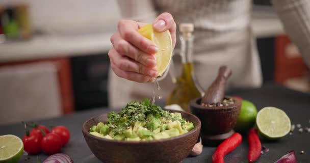 Σάλσα Συνταγή Γυναίκα Συμπιέζει Φρέσκο Χυμό Λεμονιού Πάνω Κομμένα Συστατικά — Αρχείο Βίντεο