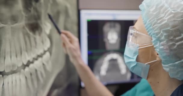 방사선 전문의 의사가 데스크톱 컴퓨터에 소프트웨어를 사용하는 — 비디오