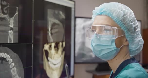 Radiologe Zahnarzt Mit Röntgensoftware Auf Dem Desktop Computer — Stockvideo