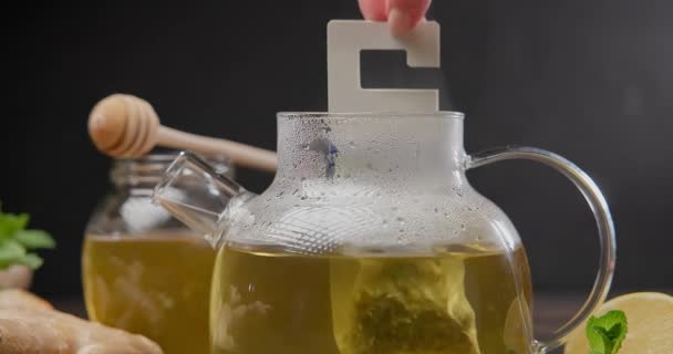 用开水蒸煮玻璃壶 用茶袋煮有机草茶 — 图库视频影像