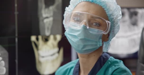 放射線科医歯科医 デスクトップのコンピュータ モニターの歯3D X線のドクター ビデオ肖像画 Dciについて 動画クリップ