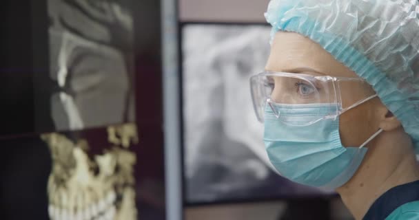 Dentiste Radiologiste Utilisant Logiciel Rayon Sur Ordinateur Bureau — Video