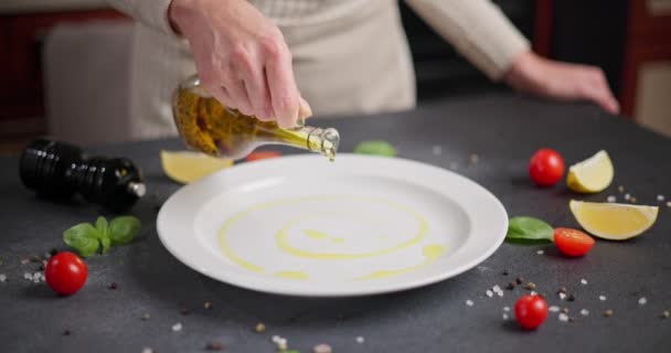 Kvinna Häller Matlagning Olivolja Vit Keramik Tallrik Matlagning Tonfisk Carpaccio — Stockvideo