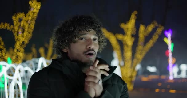 Junger Indischer Mann Steht Winterabend Freien Vor Dem Hintergrund Von — Stockvideo