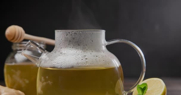 Organik Bitki Çayıyla Buharlı Cam Çaydanlık — Stok video