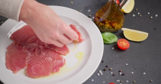 女人们把新鲜的生金枪鱼片放在白色陶瓷盘上烹调金枪鱼软糖 Dci — 图库视频影像