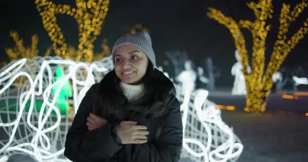 Młoda Hinduska Kobieta Stojąca Zewnątrz Zimowy Wieczór Tle Girlandy Świateł — Wideo stockowe