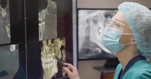 Radiolog Dentysta Korzystający Oprogramowania Rentgenowskiego Komputerze Stacjonarnym — Wideo stockowe