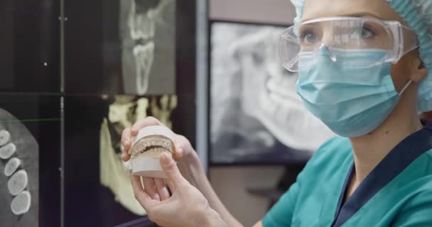 Orthopäde Zahnarzt Hält Zahnärztlichen Abdruck Des Patienten Kiefer Auf Röntgenhintergrund — Stockvideo