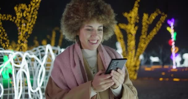 Beautiful African American Woman Standing Outdoor Winter Evening Background Garlands — Stock Video