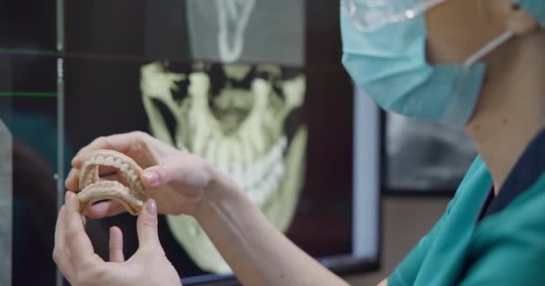 Врач Стоматолог Ортопед Проводит Стоматологическое Обследование Челюсти Пациента Рентгеновском Фоне — стоковое видео
