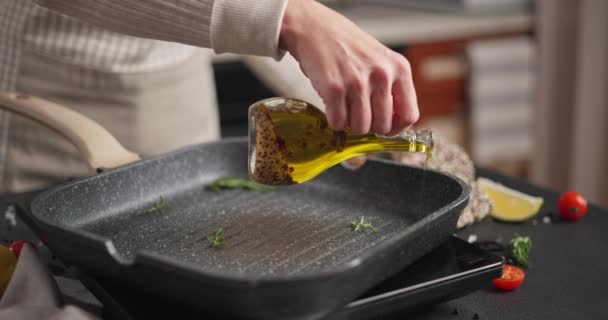 Wanita Menuangkan Minyak Zaitun Untuk Memanggang Panci Dapur Dalam Negeri — Stok Video