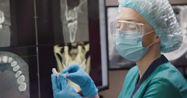Lekarz Dentysta Ortopeda Posiada Nocny Bruksizm Ochrony Mięśni Relaksujący Ochraniacz — Wideo stockowe