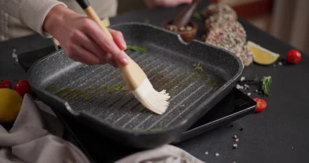 家庭用キッチンでグリルフライパンでオリーブオイルを調理する女性 Dciについて — ストック動画