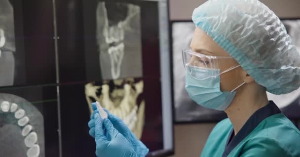 Médecin Dentiste Orthopédique Détient Protection Bruxisme Nuit Muscle Relaxant Bouche — Video