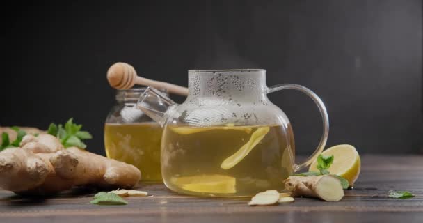 生姜根片与有机香草茶和柠檬一起放入玻璃杯茶壶 — 图库视频影像