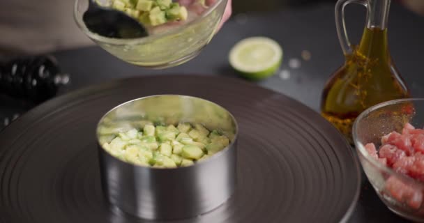 Atum Abacate Tartare Receita Mulher Enche Forma Cozinha Com Abacate — Vídeo de Stock